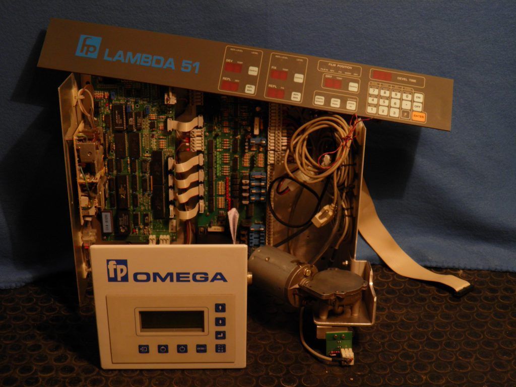 Vista abierta del interior de un instrumento científico con placas de circuito, cables y componentes mecánicos.