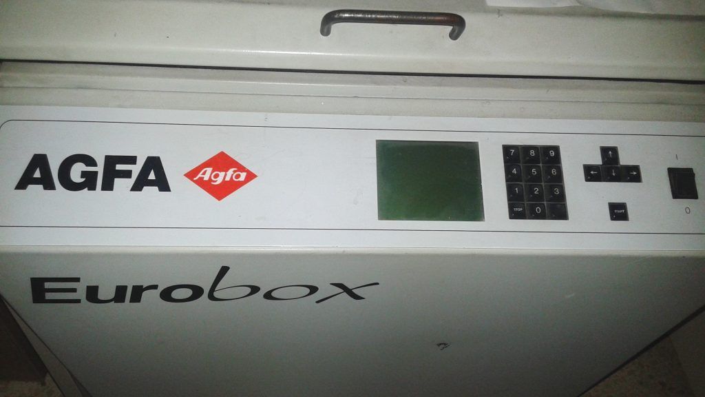 Máquina Agfa Eurobox blanca con logotipo, pantalla, teclado y asa.