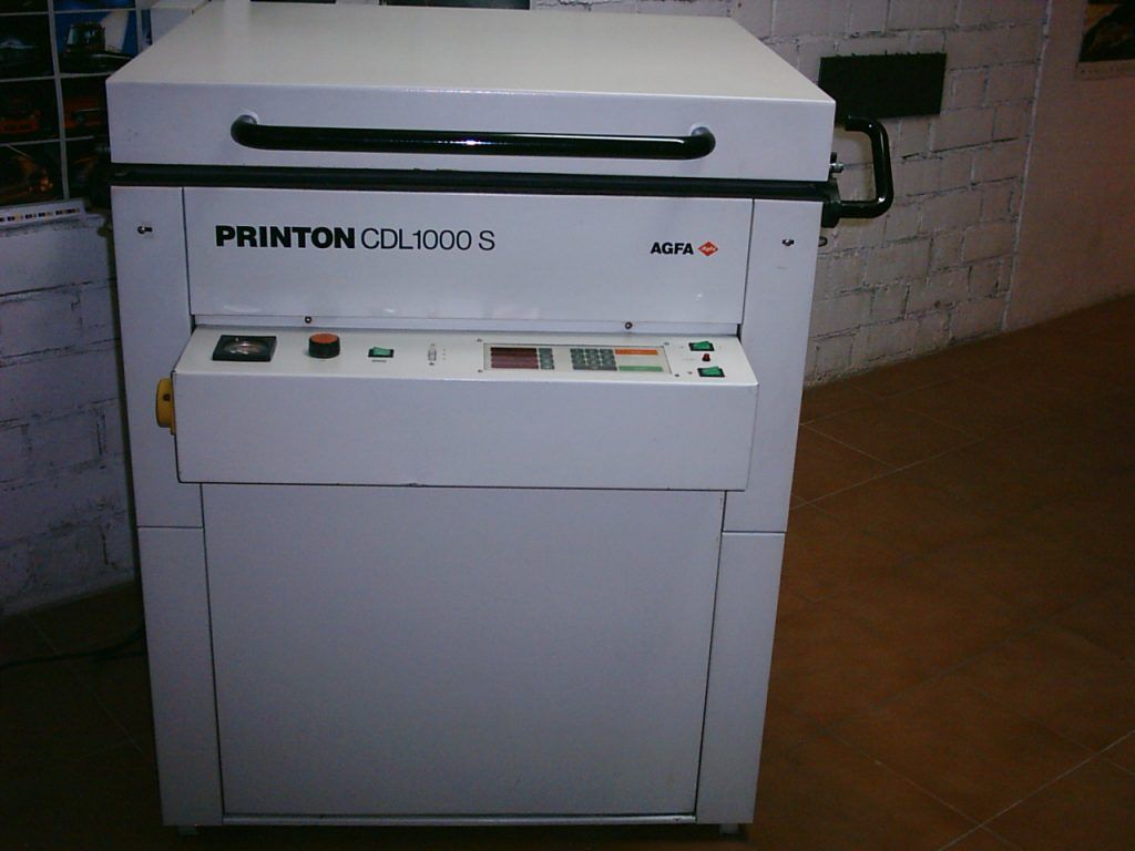 Una máquina Printon CD 1000 S blanca con panel de control, en un entorno interior.