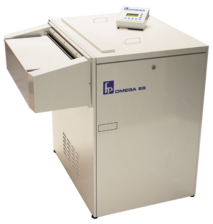 Bomba peristáltica Gilson MINIPULS 3. Blanca con cabezal negro, pantalla pequeña y botones de control.