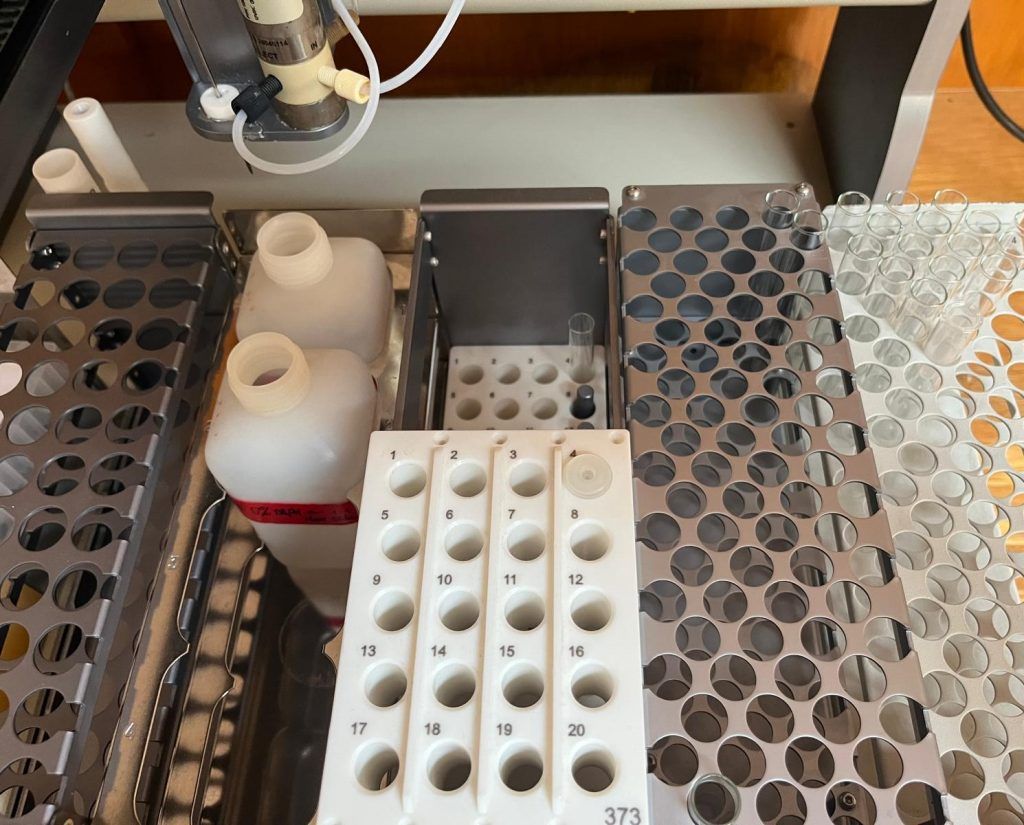 Bomba peristáltica Gilson MINIPULS 3 blanca con tubos y panel de control.