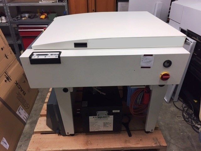 Máquina de impresión Kodak Polychrome, de color beige y gris, con manijas y botones de control de color negro.