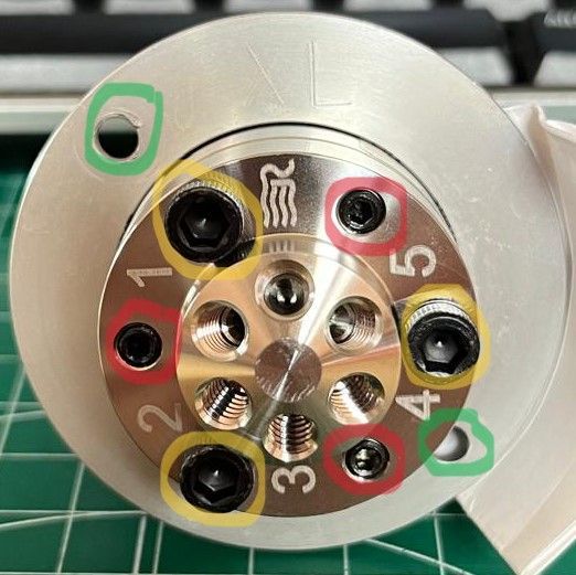 Vista superior de un componente metálico con tornillos 