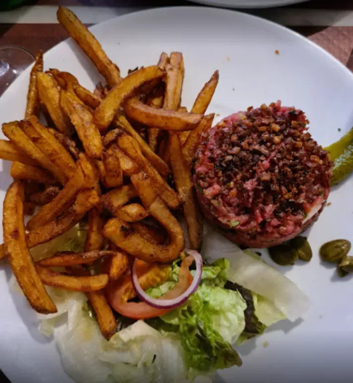Frites avec tartare de bœuf