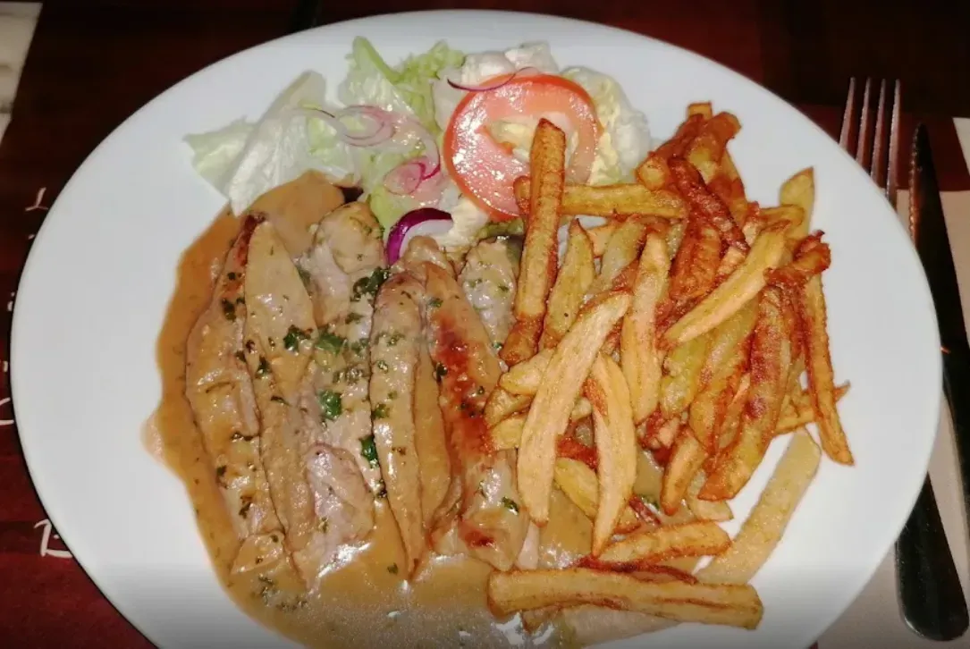 Frites avec viande en sauce