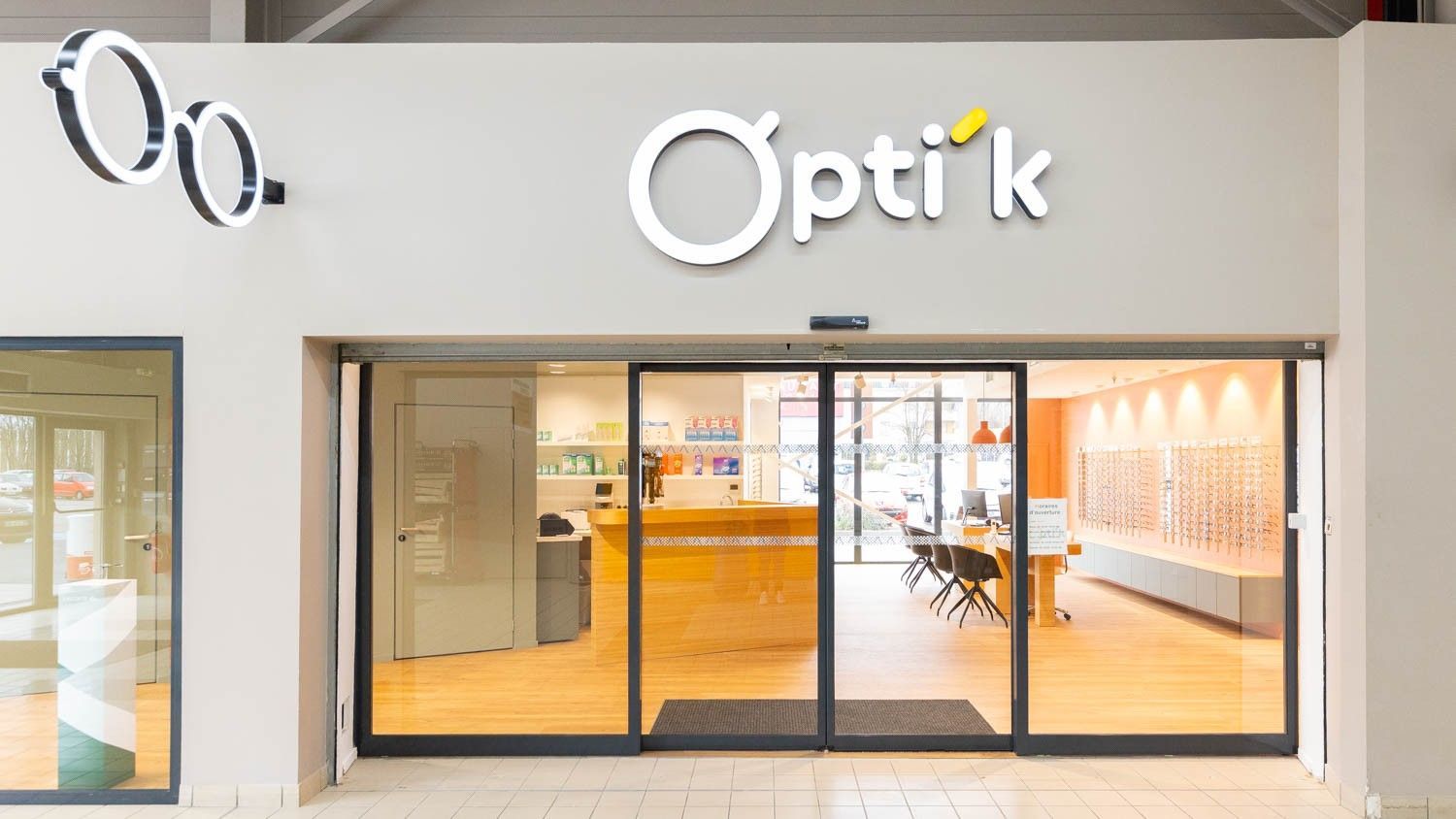 La devanture d'un opticien.
