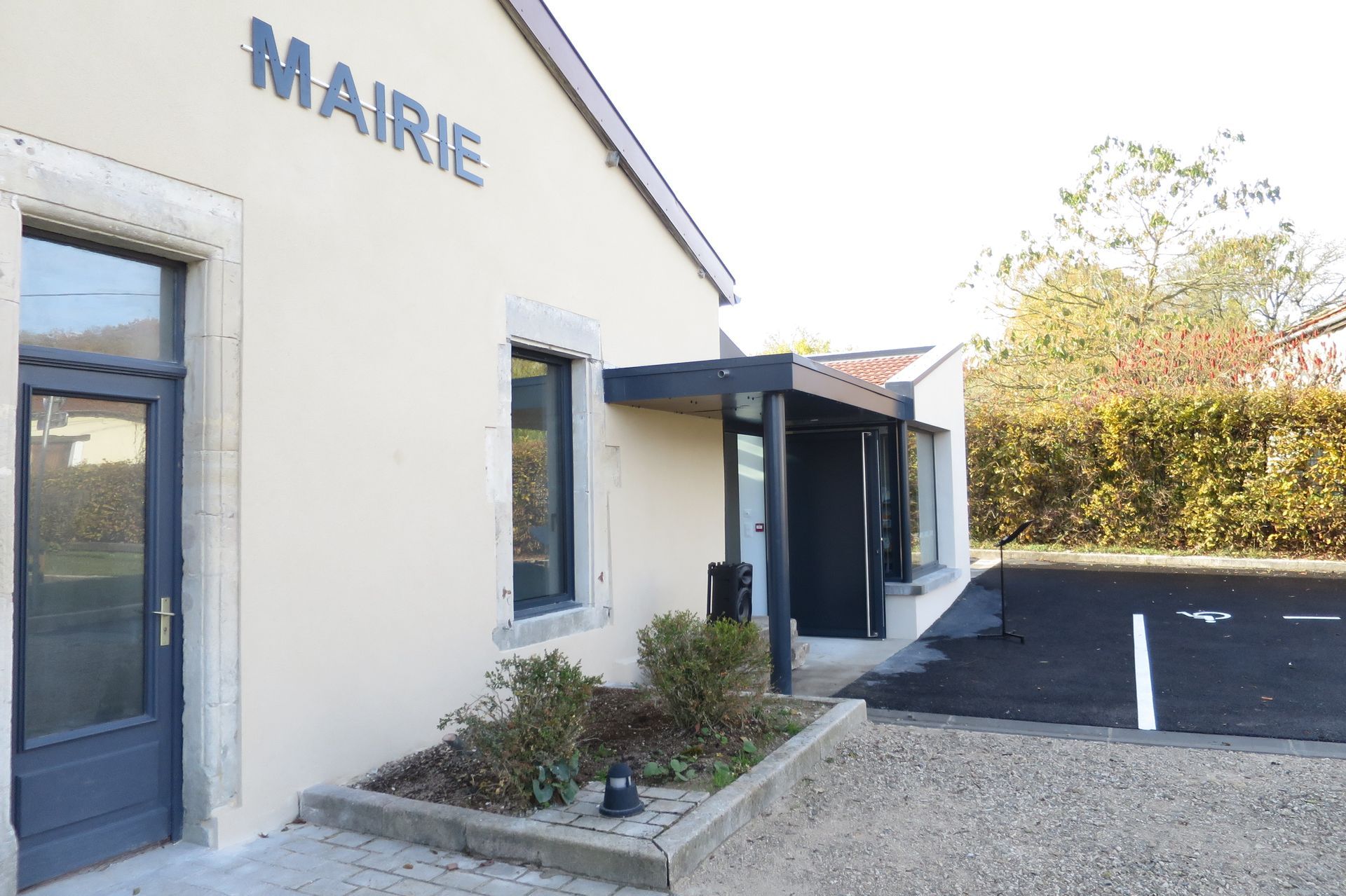 Une mairie vue de l'extérieur.