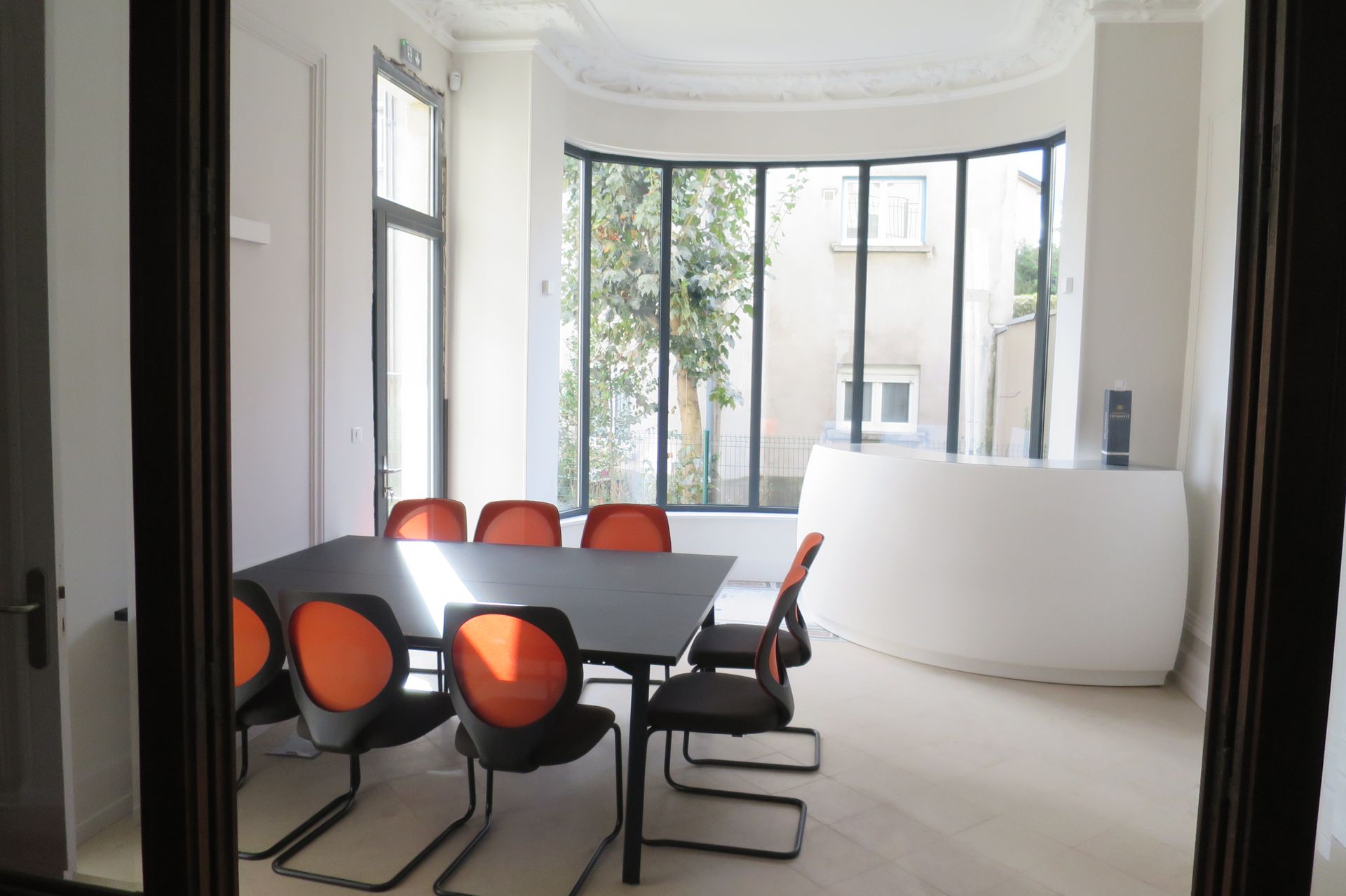 Des chaises oranges et noires.