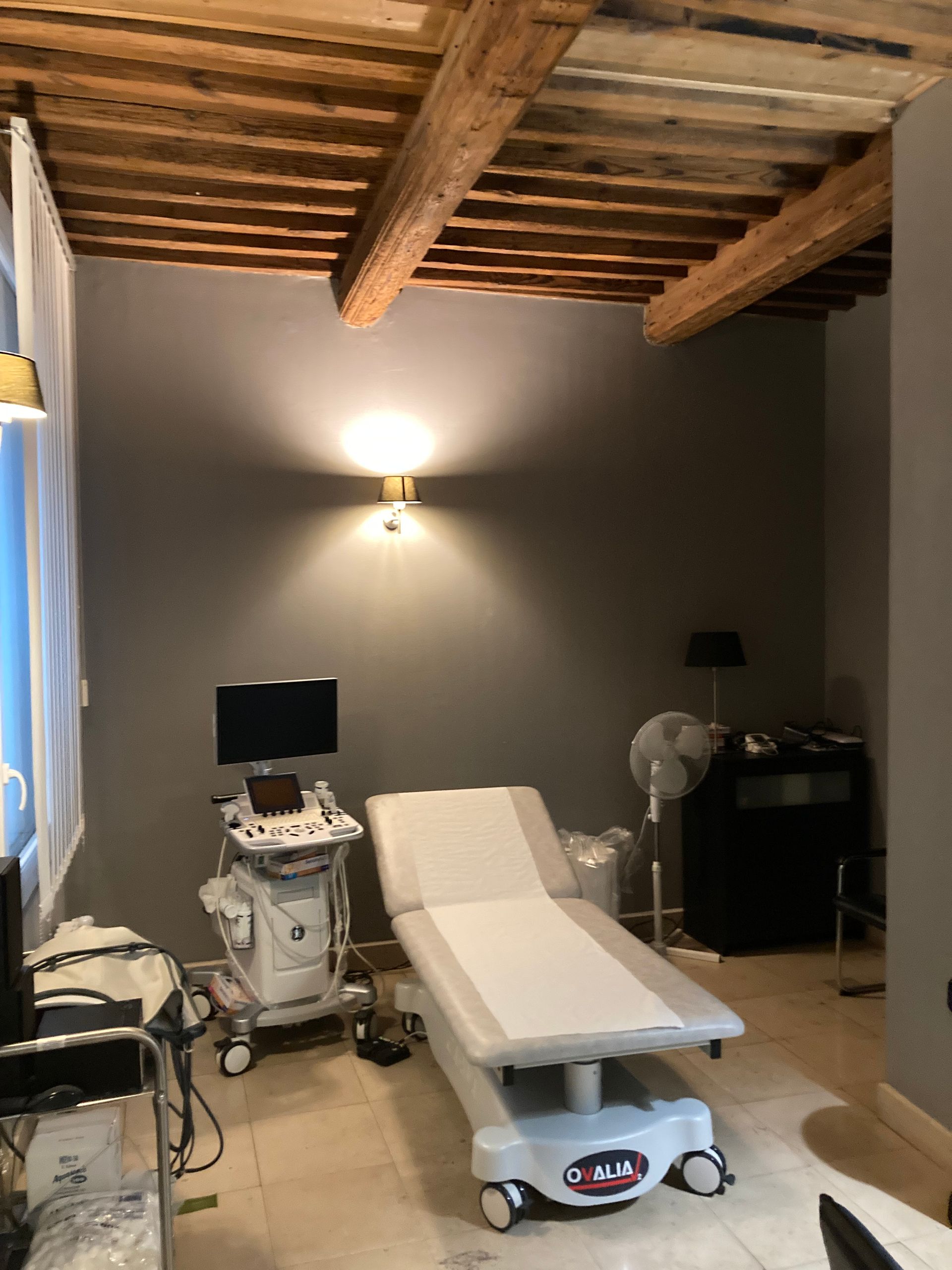Un plafond en bois.