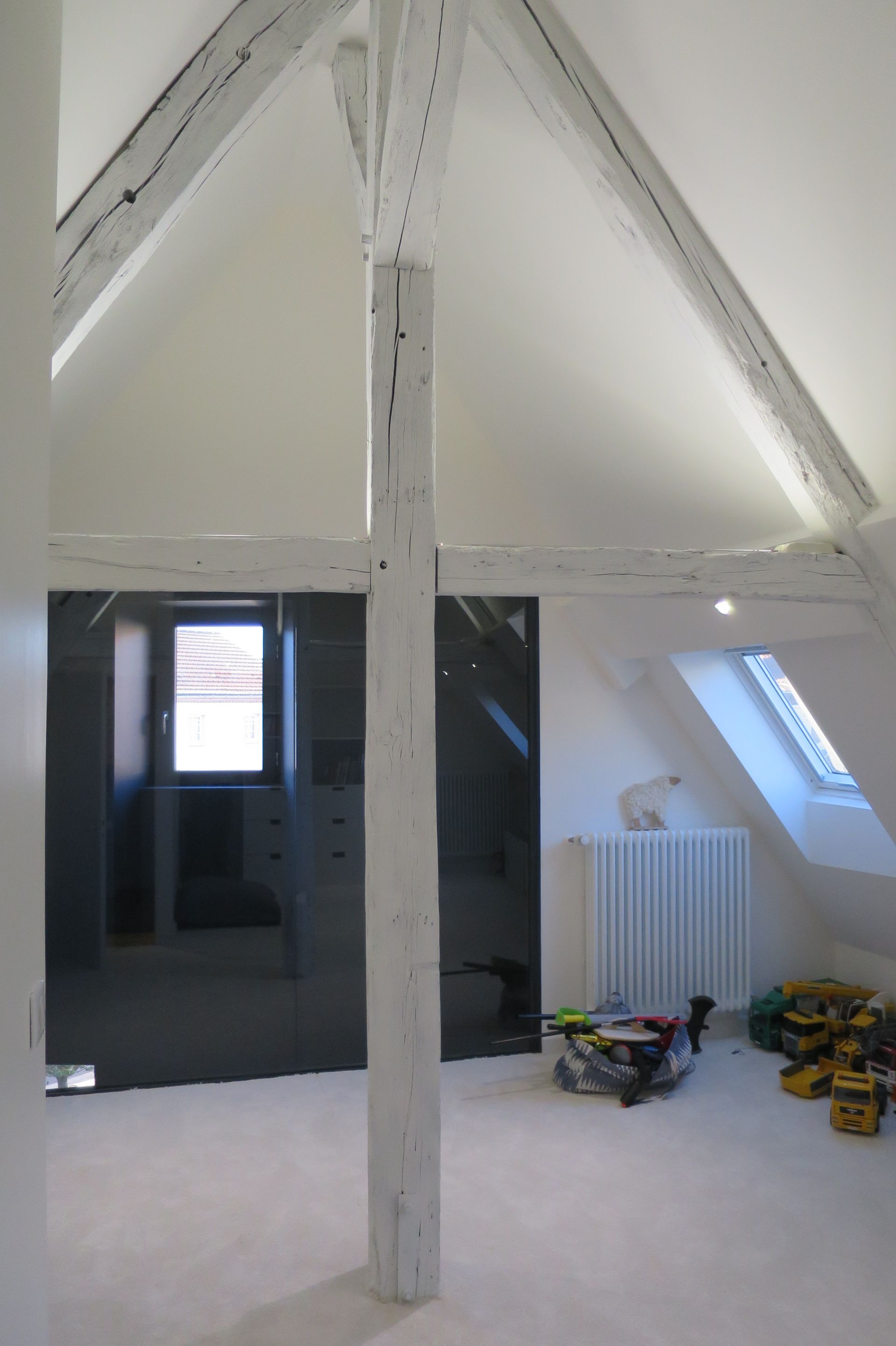 Un plafond blanc.