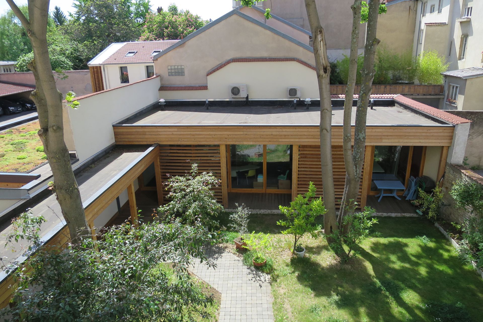 Un bâtiment avec du bardage.