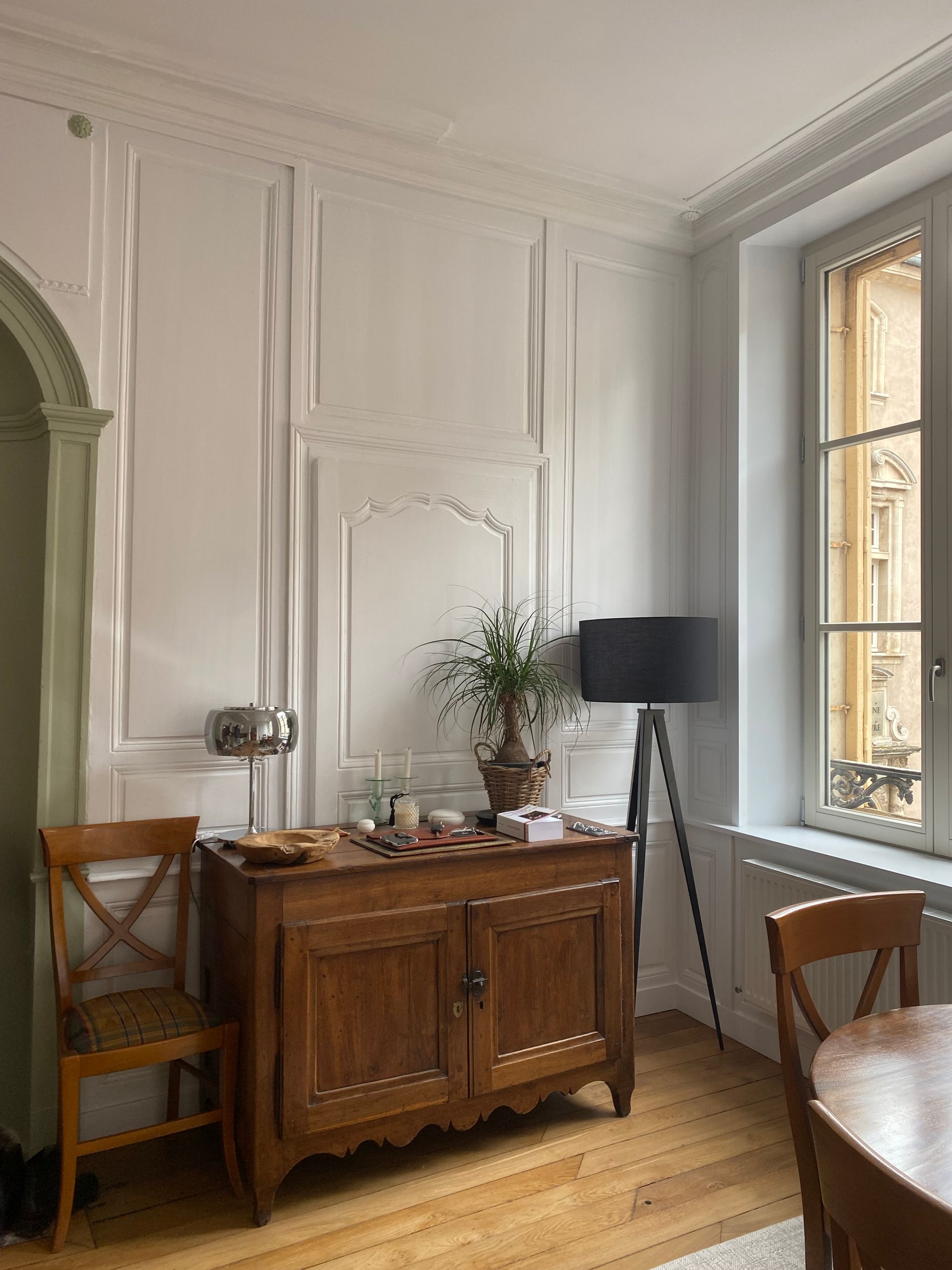 Une maison avec des murs blancs.