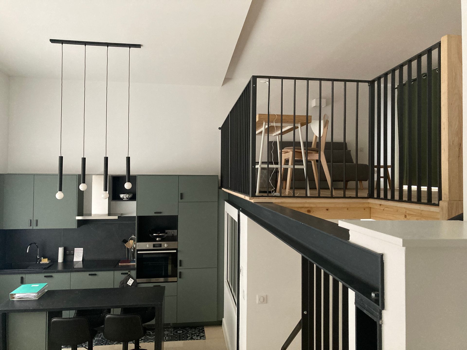 Un luminaire avec quatre ampoules.