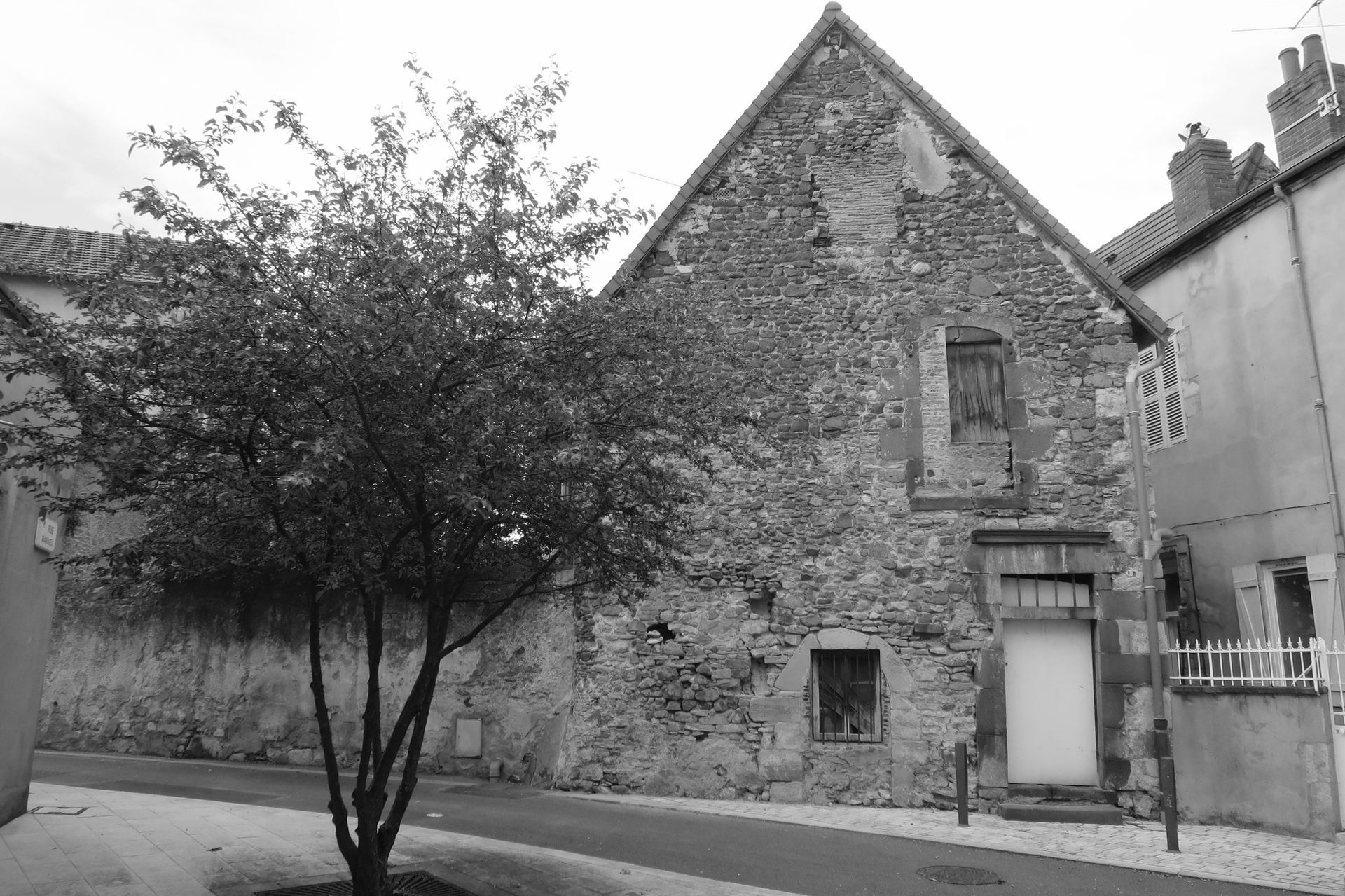 Une maison avec un toit pointu.