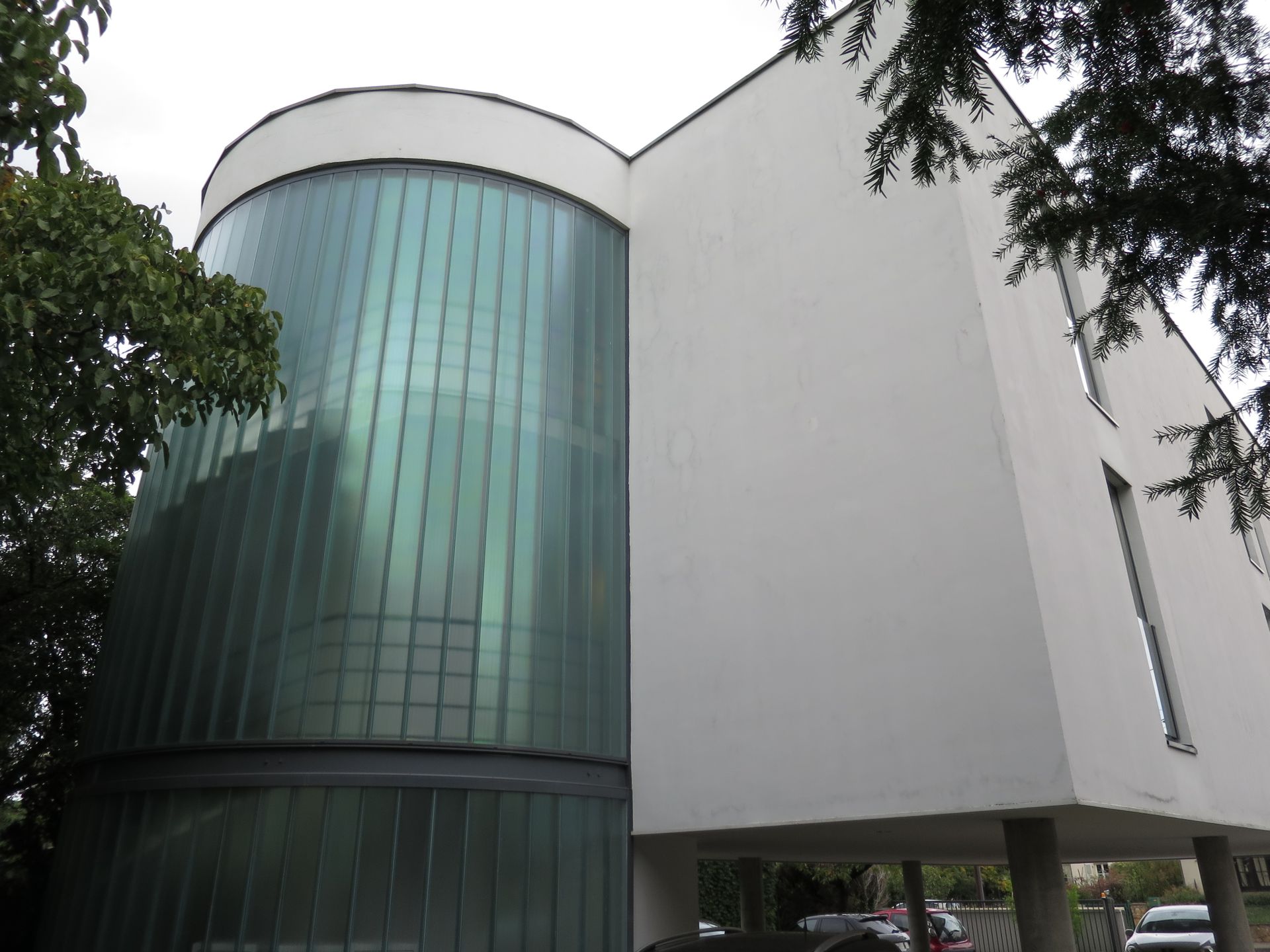 Un bâtiment en verre.