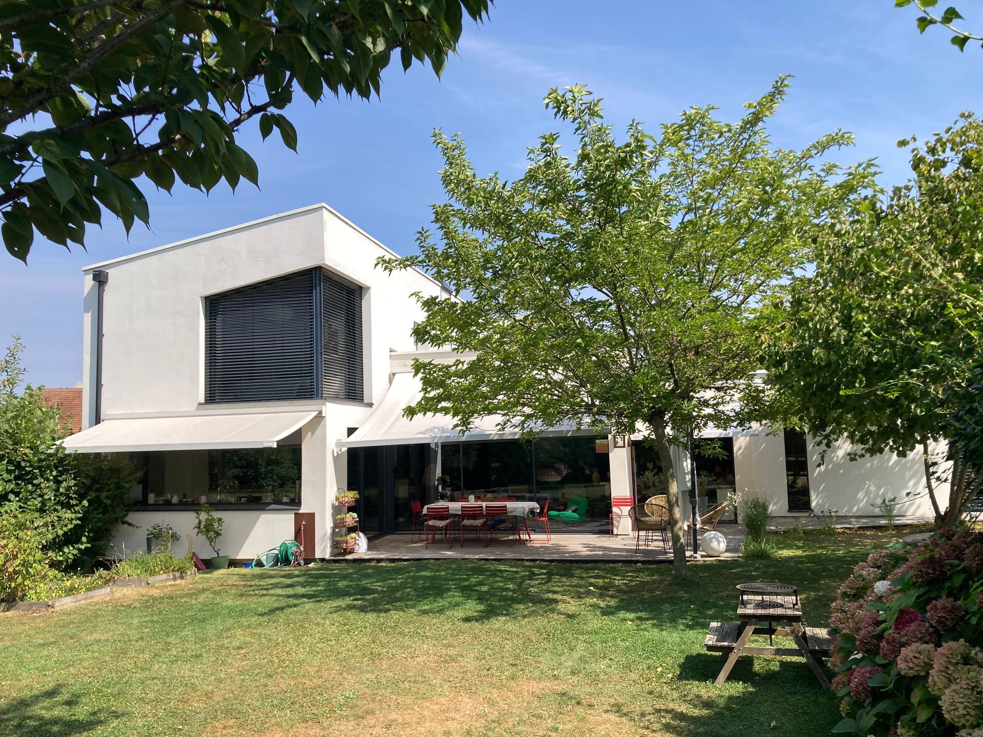 Une maison avec un étage.