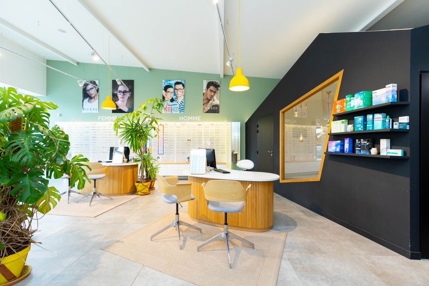 Une boutique d'opticiens.