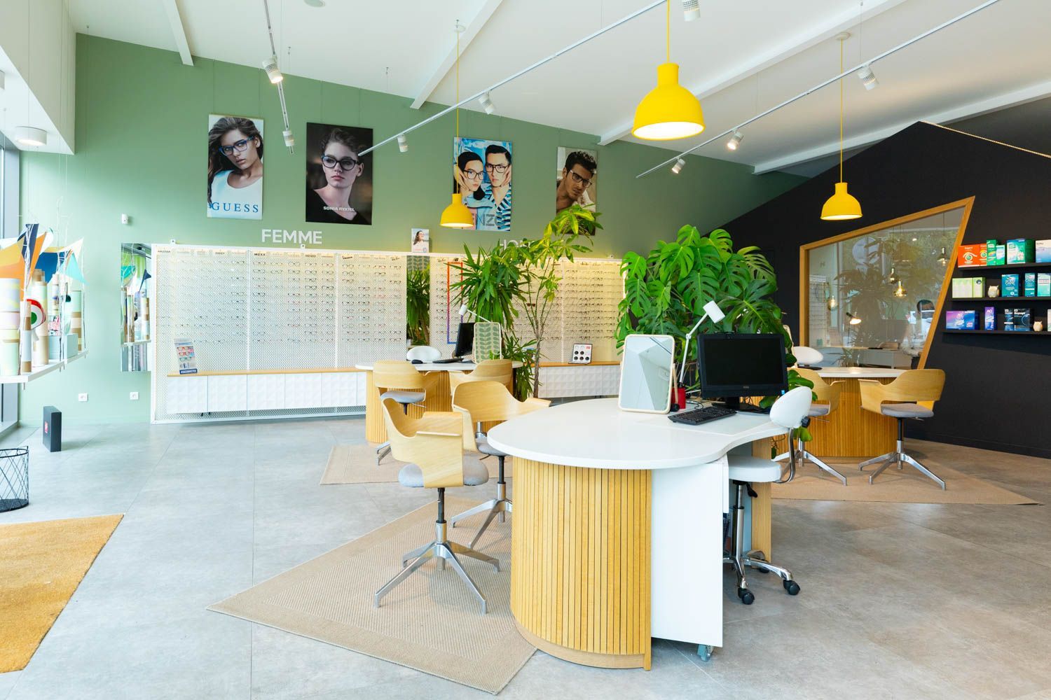 L'intérieur d'une boutique d'opticiens.