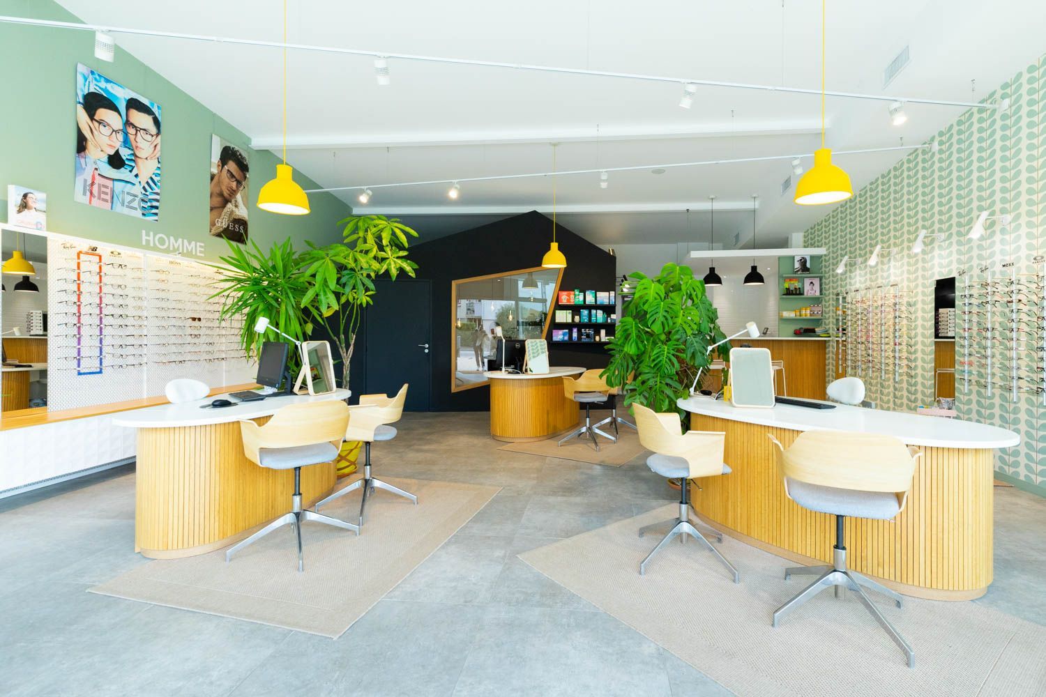 L'intérieur d'un magasin d'opticiens.