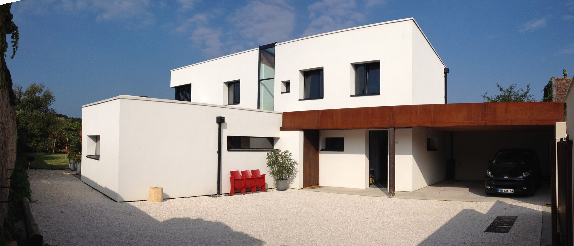 Une maison avec deux fenêtres.