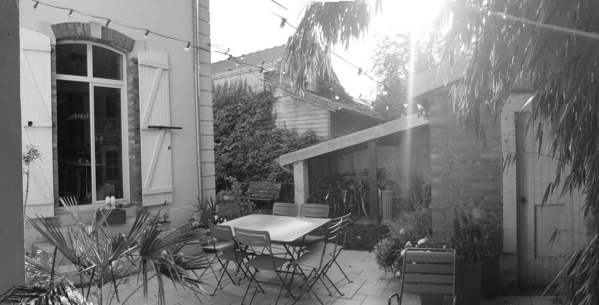 Une terrasse avec un salon de jardin.