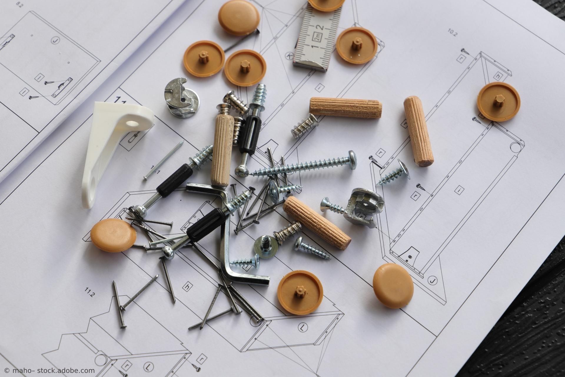 eine Montageanleitung für Möbel mit Schrauben und Dübeln