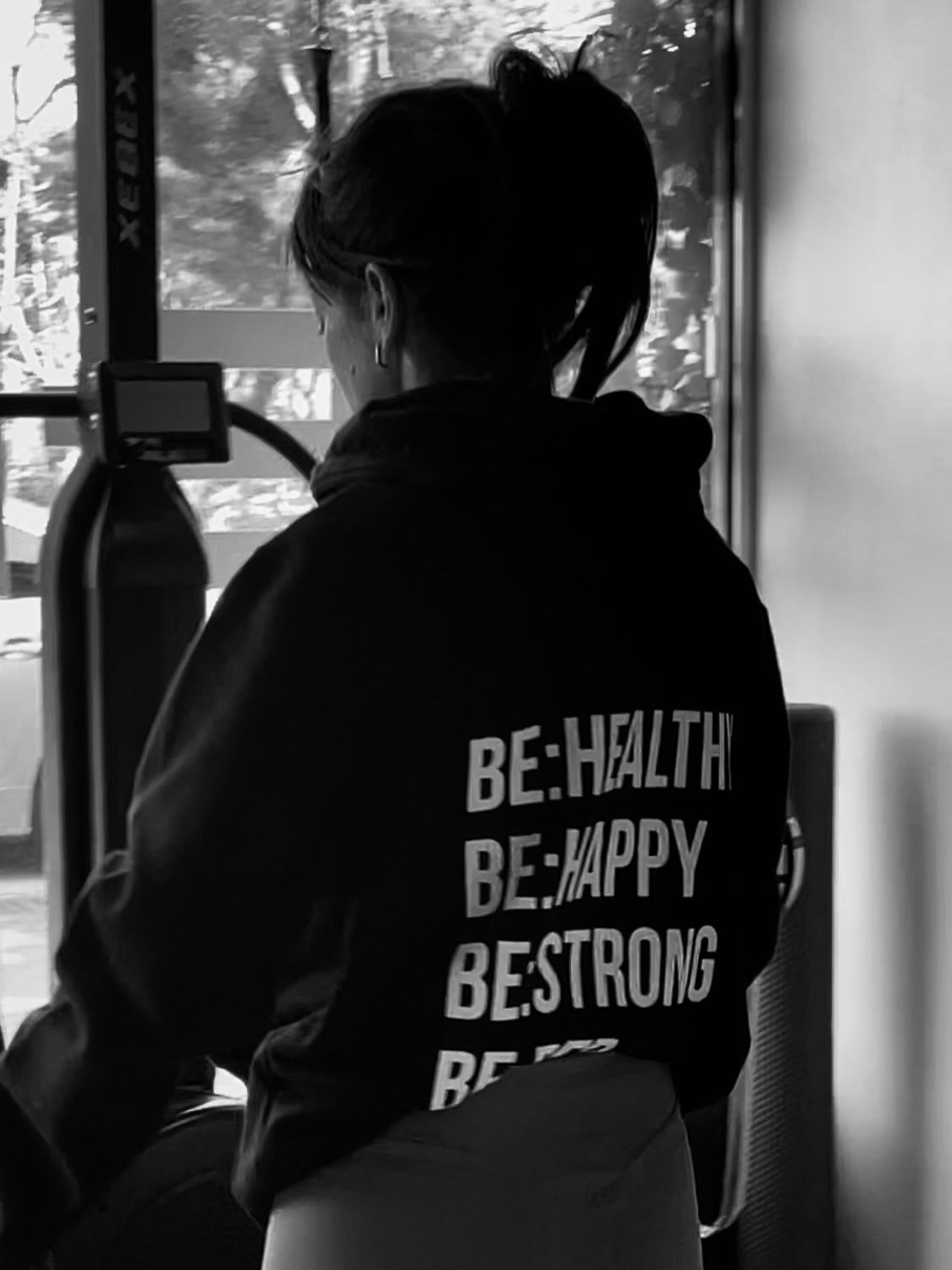 Persona con una sudadera con capucha negra con el lema 