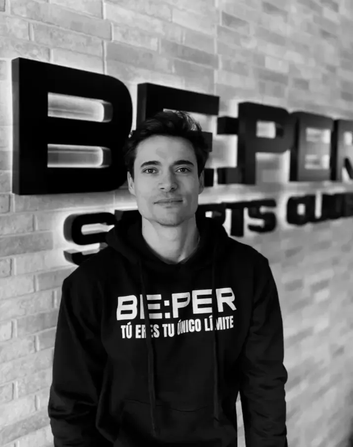 Un hombre que llevaba una sudadera con capucha negra con la palabra 