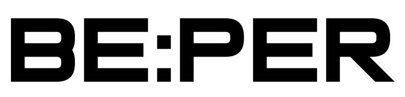 Logotipo BE:PER en blanco, texto estilizado sobre fondo negro.