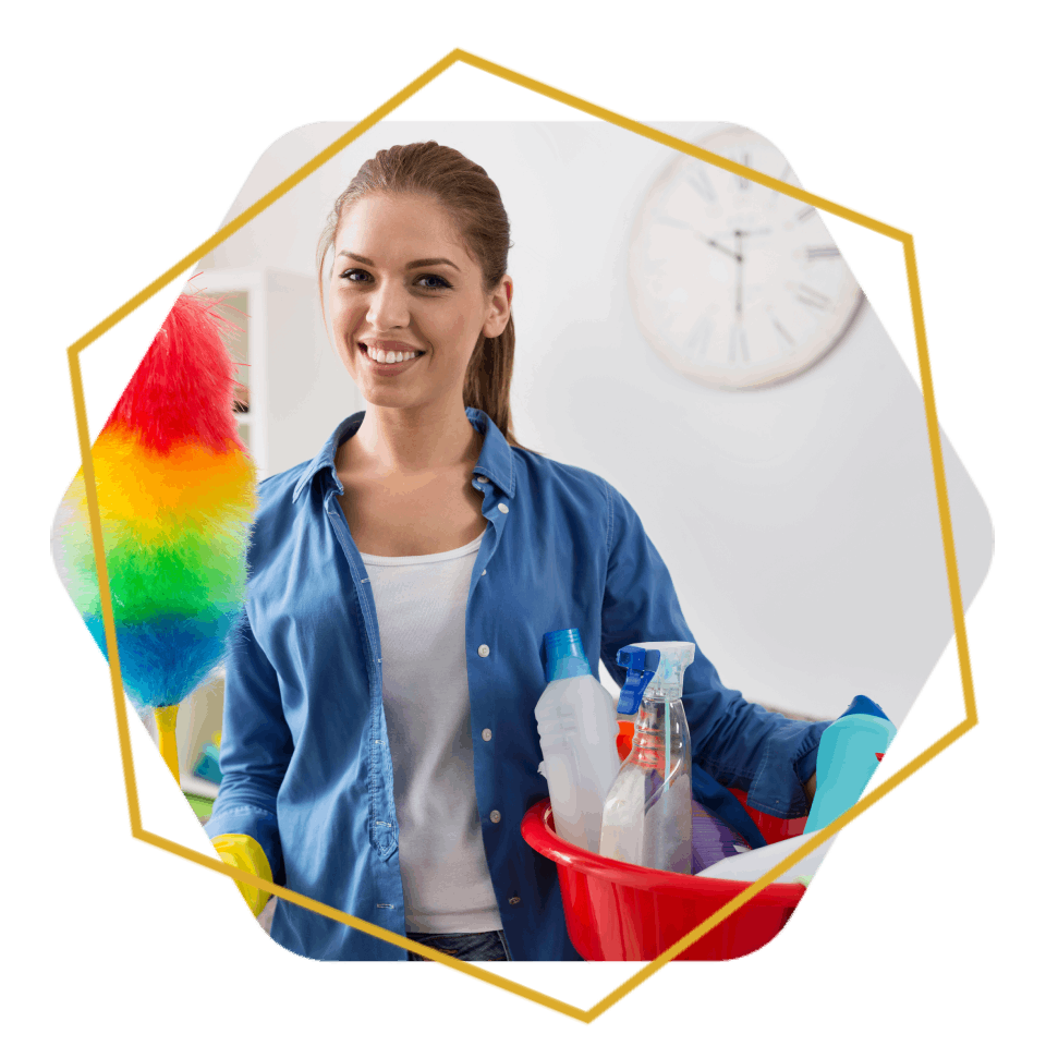 vrouw met schoonmaakmiddelen in een emmer en een stofwisser