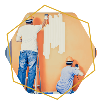 twee mensen schilderen een muur in een huis