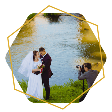 fotograaf die een foto maakt van een getrouwd stel
