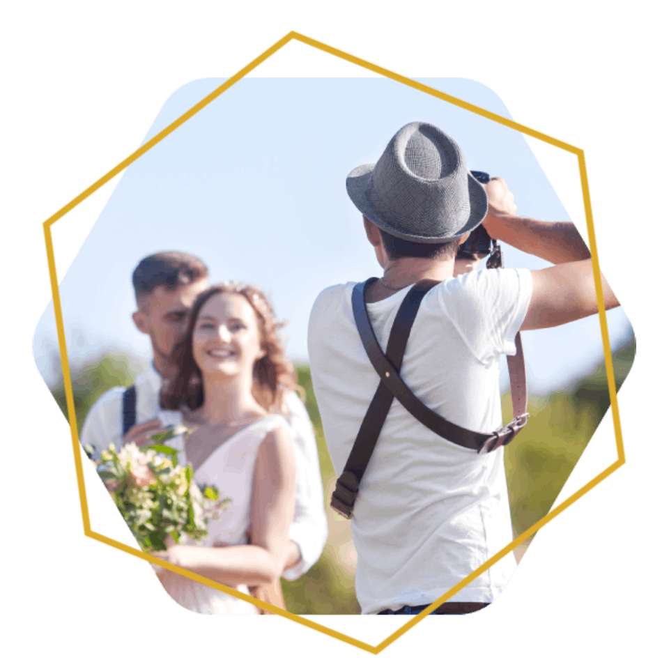 een man die een foto neemt van een vrouw en een man