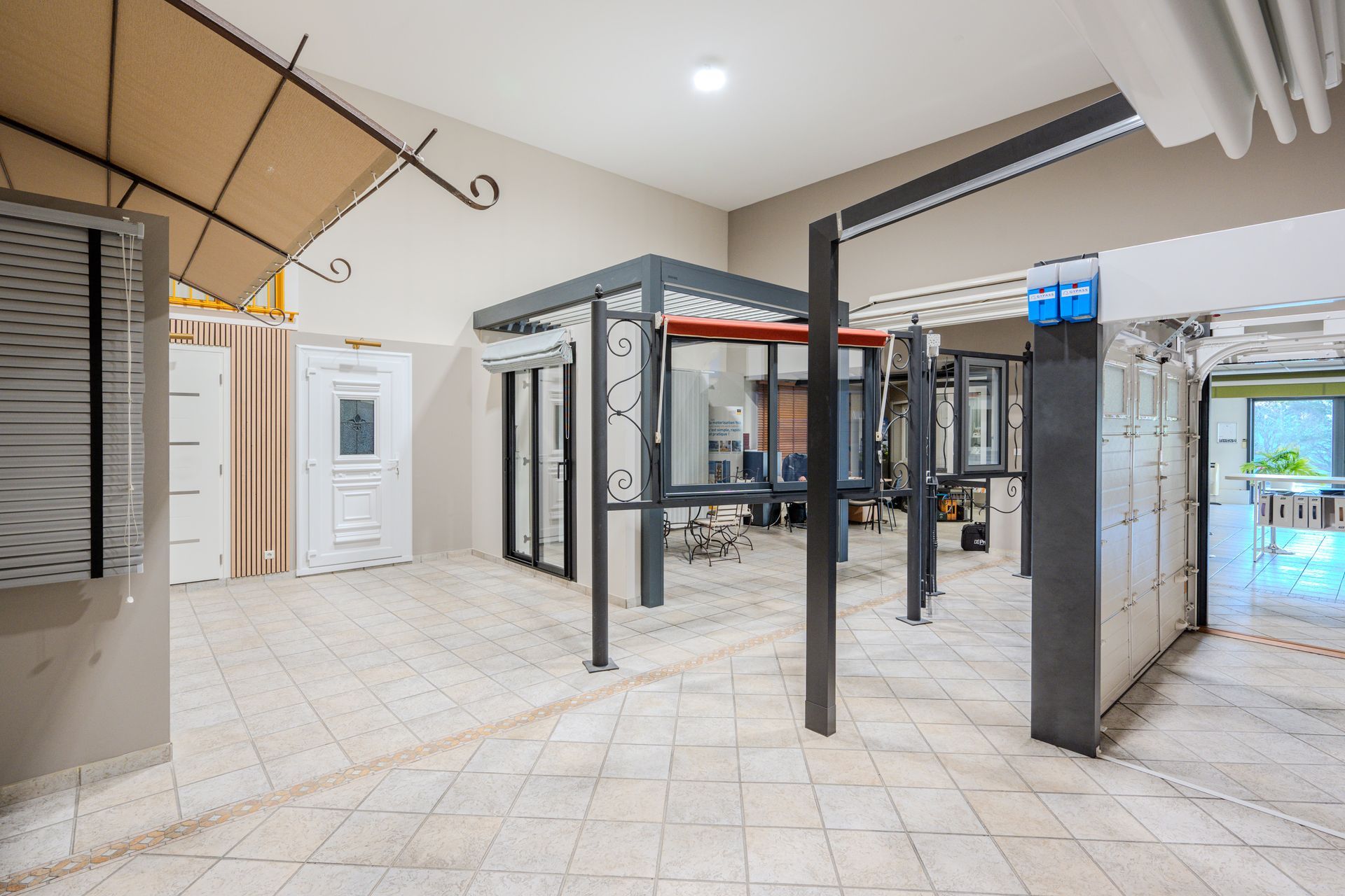 Porte de garage et pergola dans le showroom.