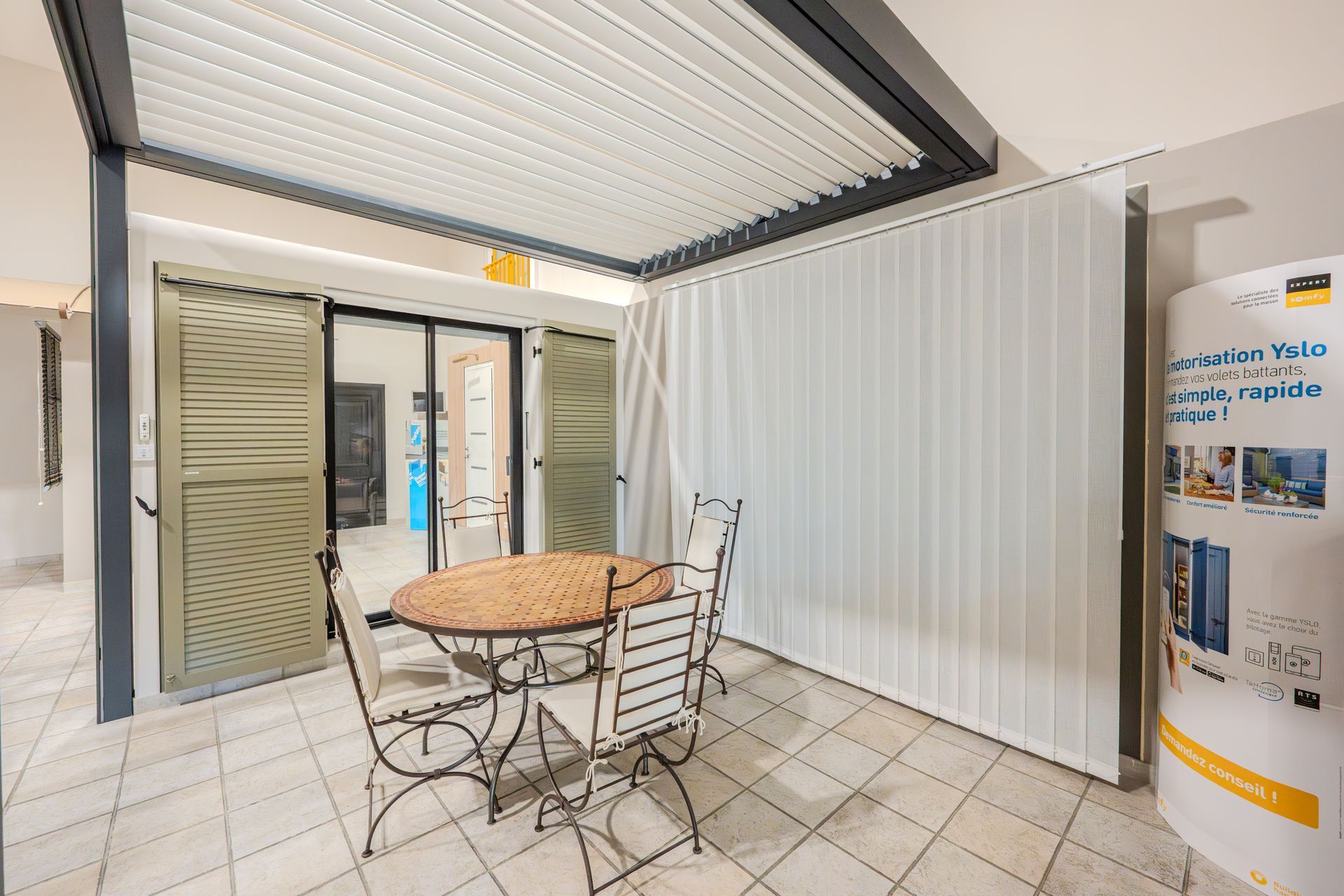 Homme qui déplie un store banne.