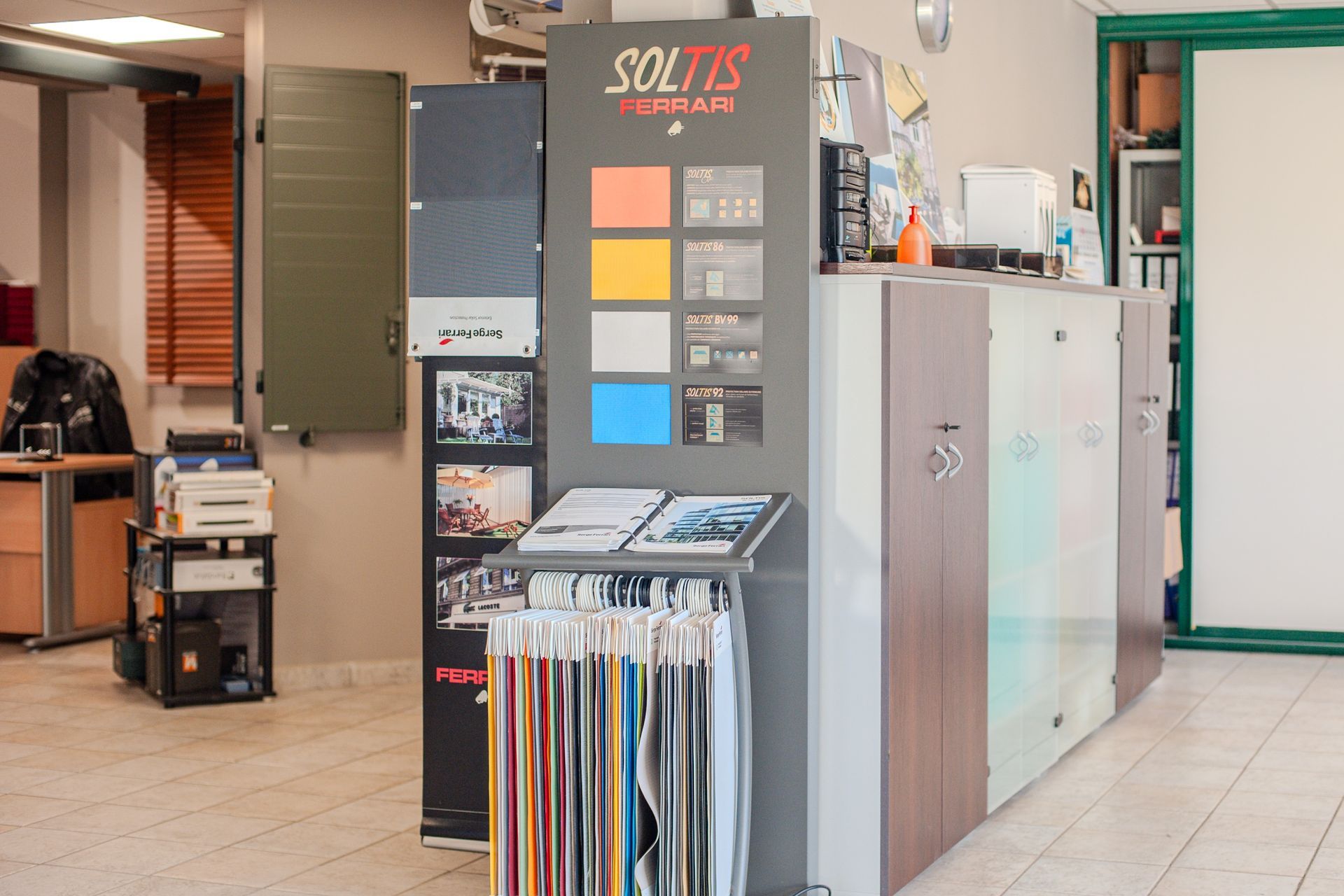 Nuancier dans le showroom.