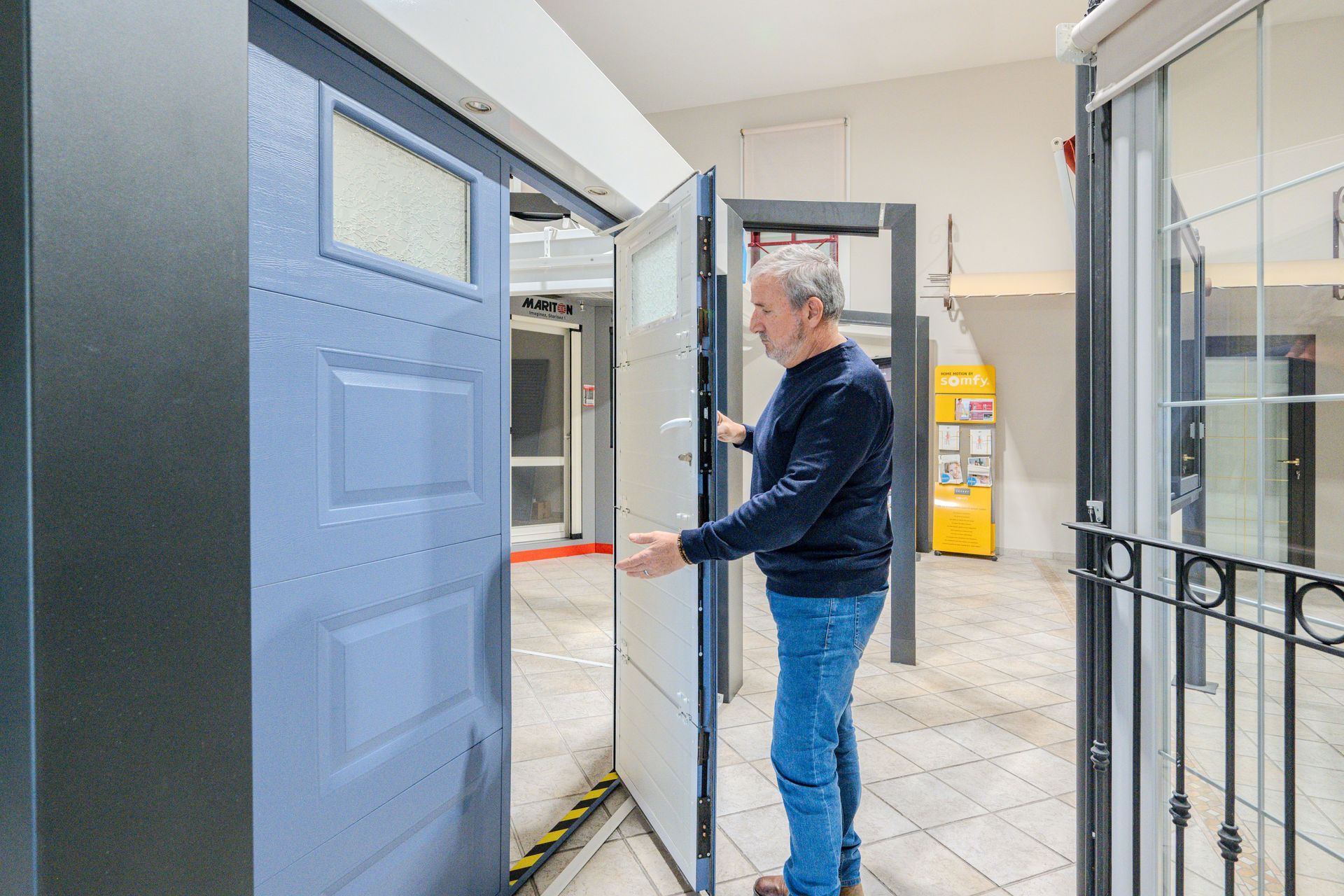 Homme qui ouvre une porte dans le showroom.