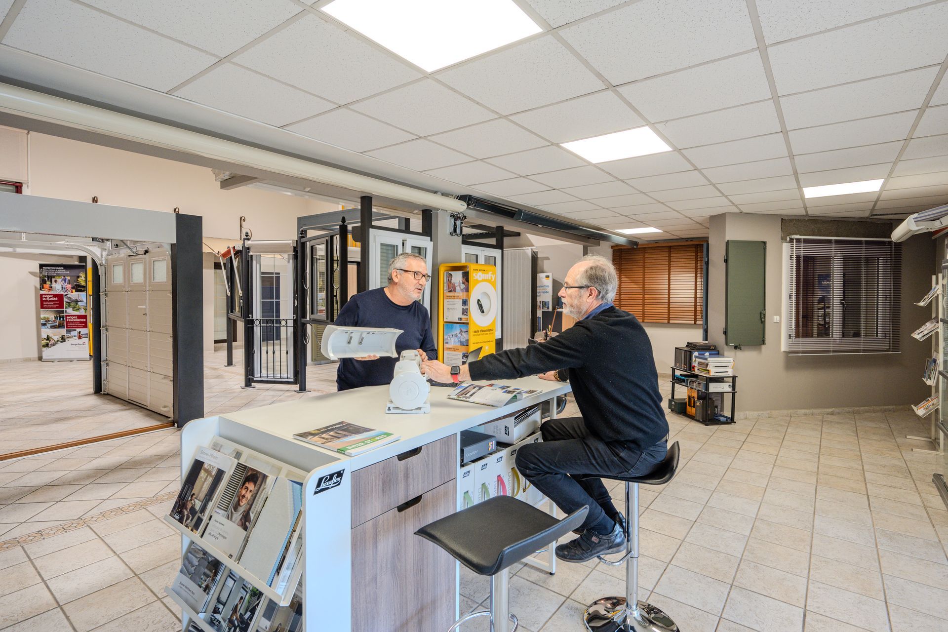 Deux hommes qui discutent dans un  showroom.