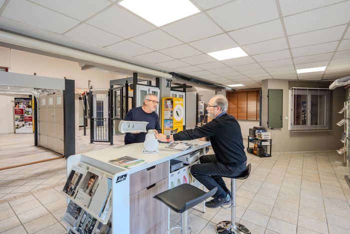 Deux hommes qui discutent dans le showrrom.