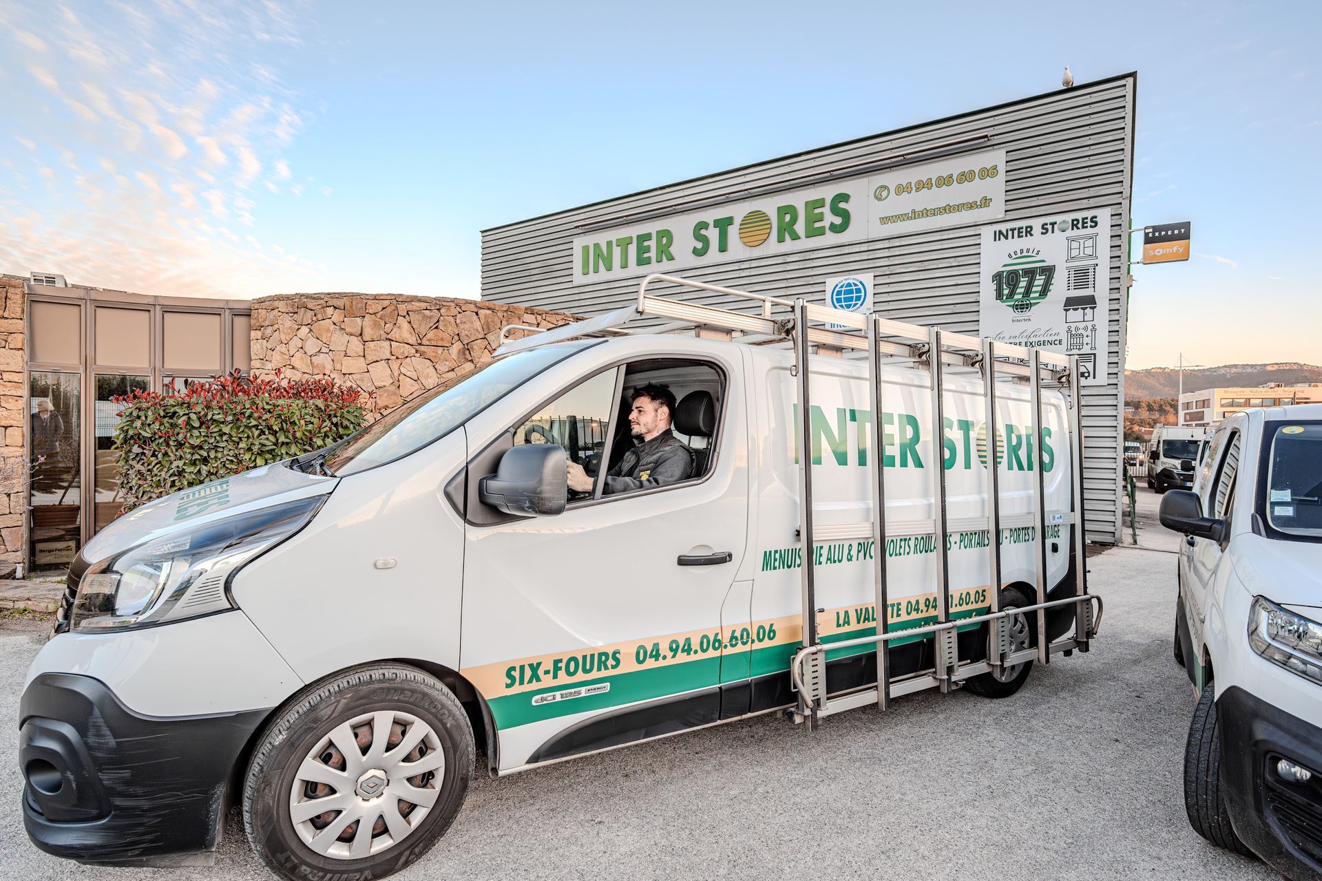 Homme dans le camion de l'entreprise.