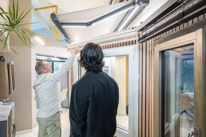 Deux hommes dans le showroom de Six-Fours-les-Plages.