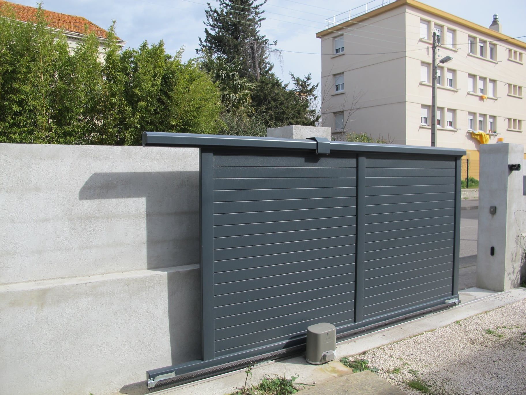 Portails coulissants.