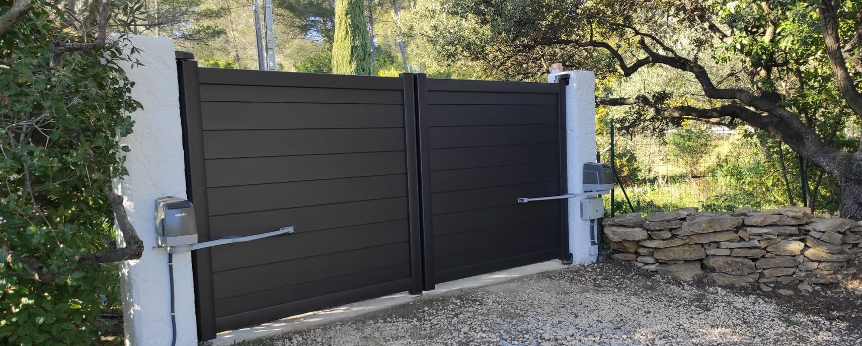 Portail battant avec motorisation.