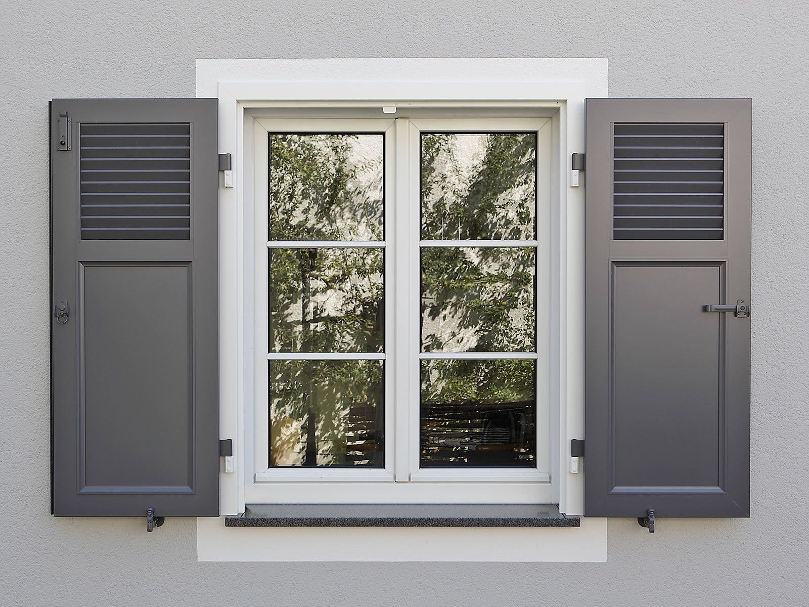 Fenêtre PVC avec des volets aluminium.