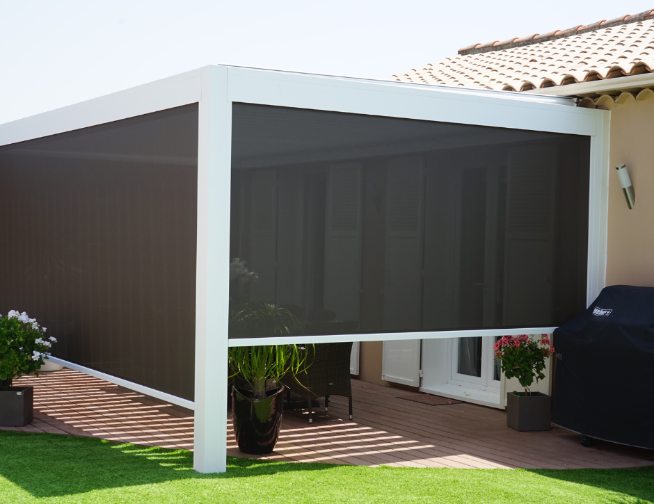 Pergola bioclimatique avec panneau latéral.