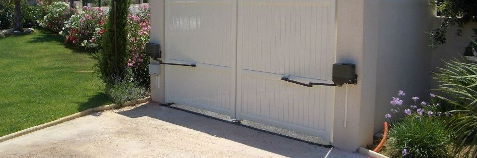 Portail motorisé blanc.