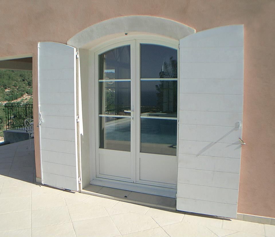 Fenêtre avec volet en PVC.