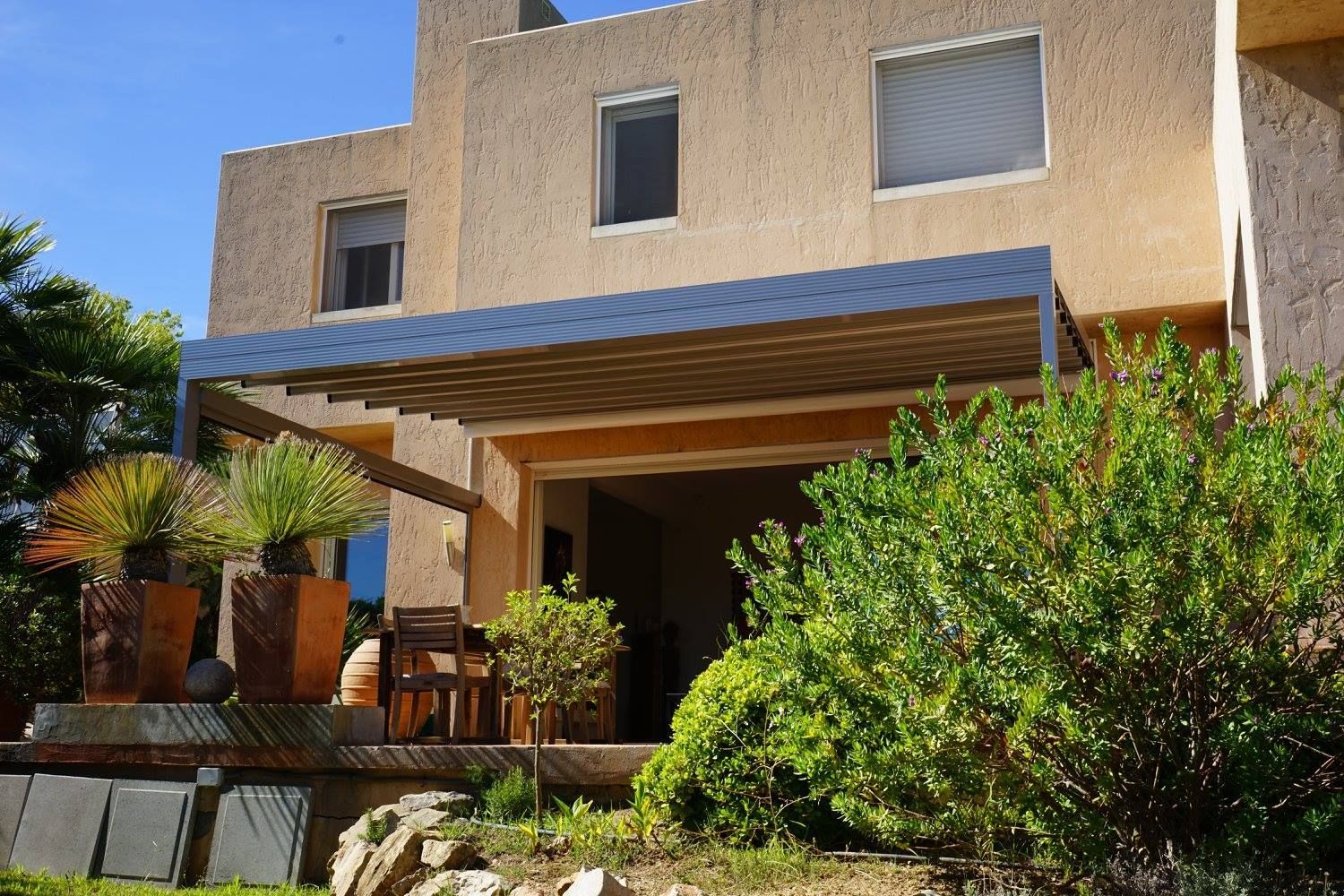 Pergola  sur une terrasse.