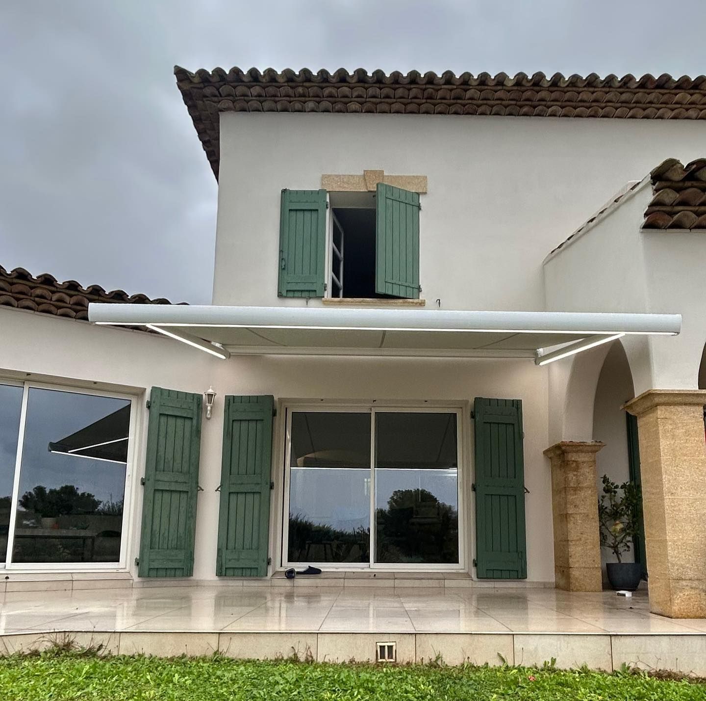 Store banne blanc avec des LED.