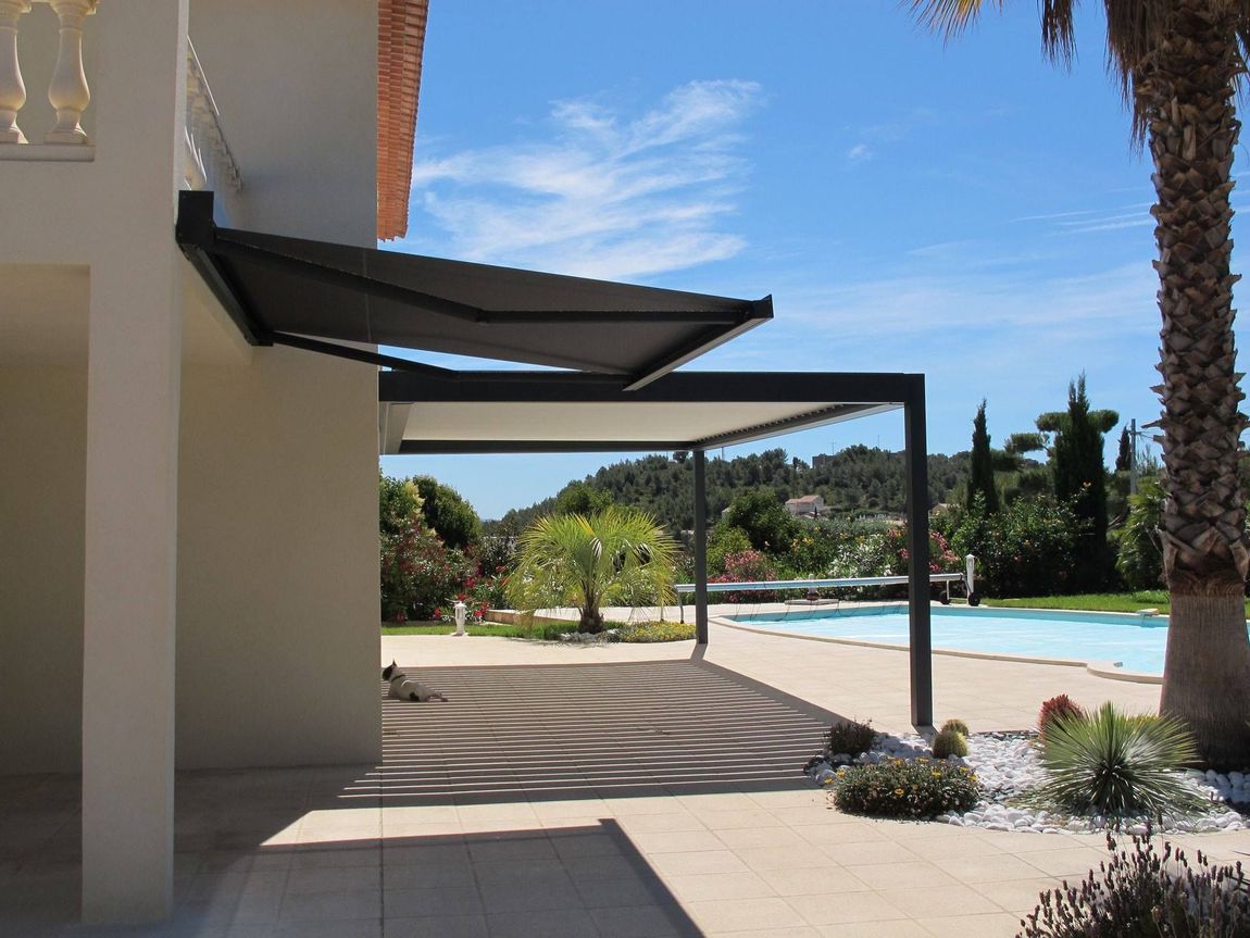 Pergola bioclimatique avec store banne.